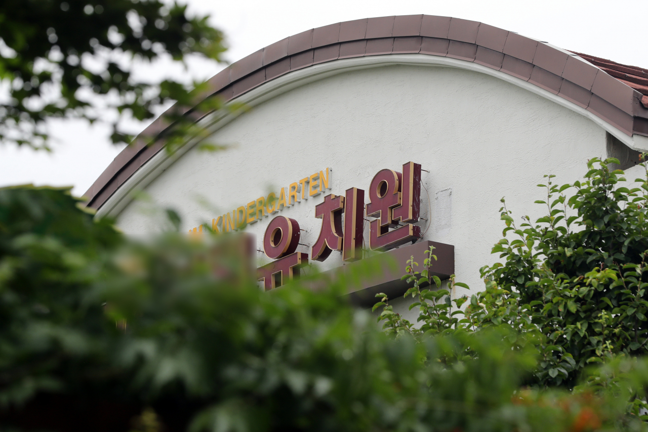경기 안산시 소재 한 유치원에서 지난 12일 한 원생이 처음으로 식중독 증상을 보인 뒤, 27일 정오 기준 유치원 원생 및 교직원 202명 중 111명이 식중독 유증상자로 집계됐다. [연합]