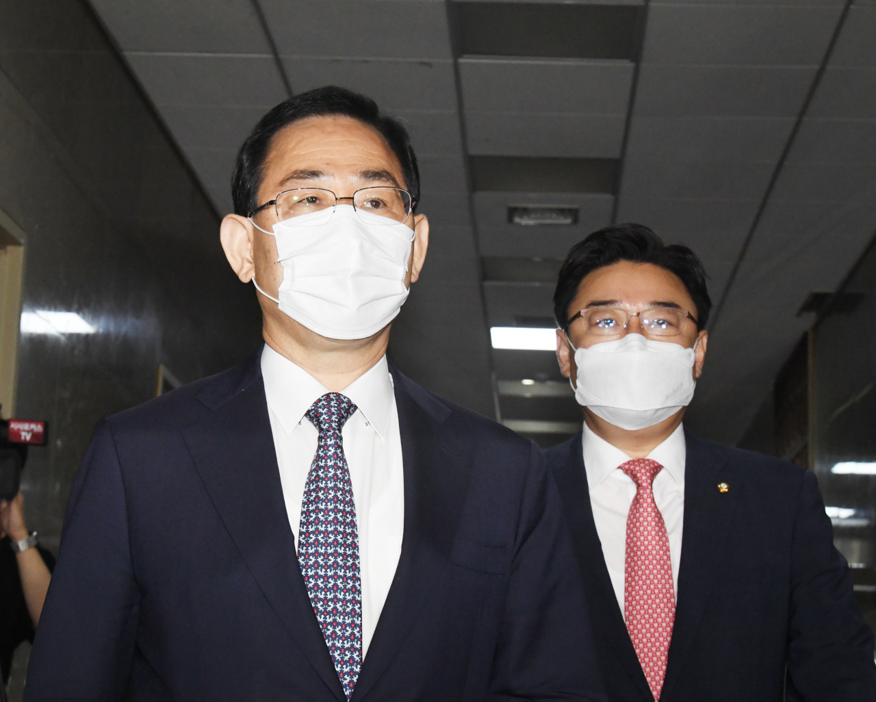 미래통합당 주호영 원내대표(왼쪽), 김성원 원내수석부대표가 29일 국회 의장실에서 열린 국회의장과 여야 원내대표단간의 원구성 협상을 위해 입장하고 있다. [연합]