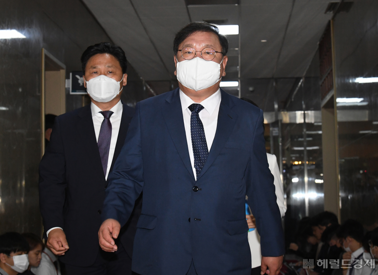 김태년 더불어민주당 원내대표와 김영진 총괄원내수석부대표가 29일 박병석 국회의장·주호영 미래통합당 원내대표와 원구성 논의를 위한 회동을 하기 위해 의장실로 향하고 있다. 이상섭 기자/babtong@heraldcorp.com