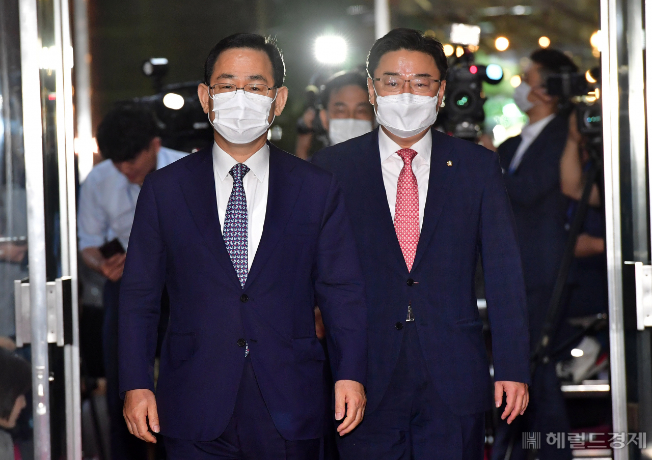 주호영 미래통합당 원내대표와 김성원 원내수석부대표가 29일 박병석 국회의장·김태년 더불어민주당 원내대표와 원구성 논의를 위한 회동을 하기 위해 의장실로 향하고 있다. 이상섭 기자/babtong@heraldcorp.com