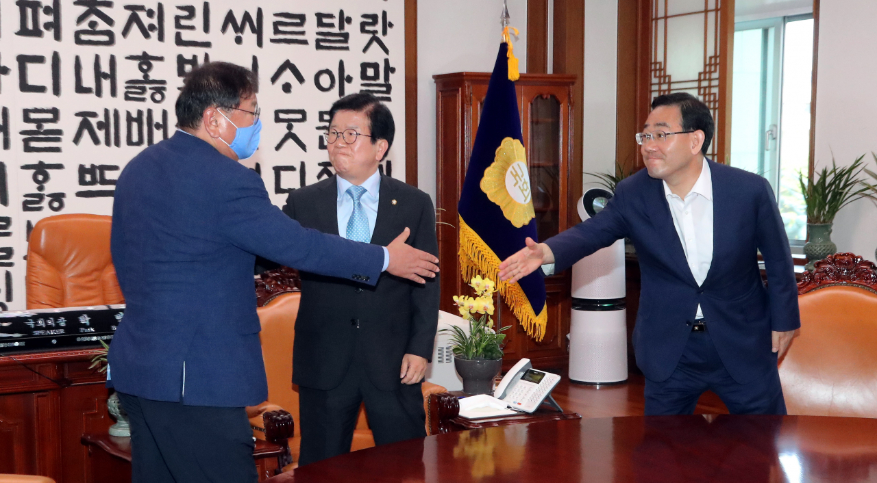 박병석 국회의장(가운데), 김태년 더불어민주당 원내대표(왼쪽), 주호영 미래통합당 원내대표가 28일 국회 의장실에서 원구성 협상을 위해 만나 악수하고 있다. [연합]