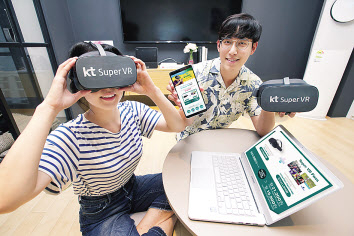 KT 직원들이 슈퍼 VR 장기 렌탈 상품을 소개하는 모습. [KT 제공]
