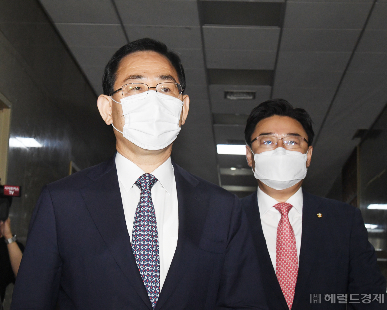 [헤럴드경제=이상섭 기자] 주호영 미래통합당 원내대표와 김성원 원내수석부대표가 29일 박병석 국회의장·김태년 더불어민주당 원내대표과와 원구성 논의를 위한 회동을 하기 위해 의장실로 향하고 있다. babtong@heraldcorp.com