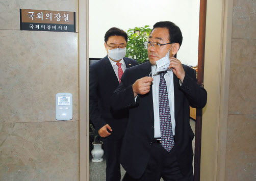김태년(위쪽 사진) 더불어민주당 원내대표와 주호영 미래통합당 원내대표 간의 원구성 협상이 29일 최종 결렬됐다. 이들은 이날 오전 박병석 국회의장의 주재로 회동했으나 합의를 이루지 못하고 만남 30분 만에 차례로 의장실을 빠져나오고 있다. 이상섭 기자
