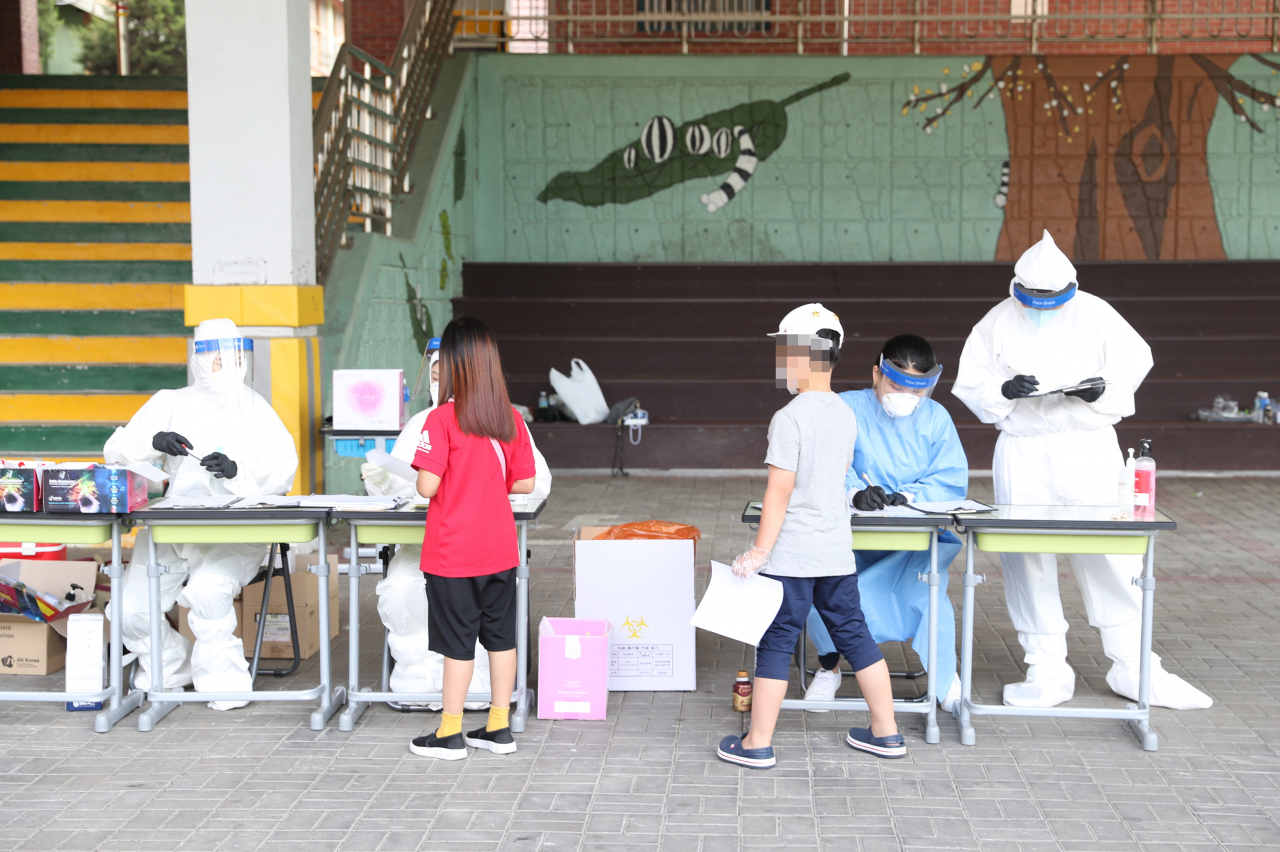 지난 28일 난우초등학교 이동 선별진료소에서 학생들이 거리두기를 준수하며 코로나19 검사를 진행하고 있다. [관악구 제공]