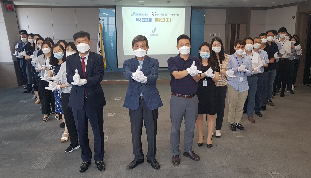 공사 임직원들은 평택항 마린센터 중회의실에 모여 코로나19로 지친 의료진과 국민을 응원하는 덕분에 챌린지 캠페인에 참여했다. [평택항만공사 제공]