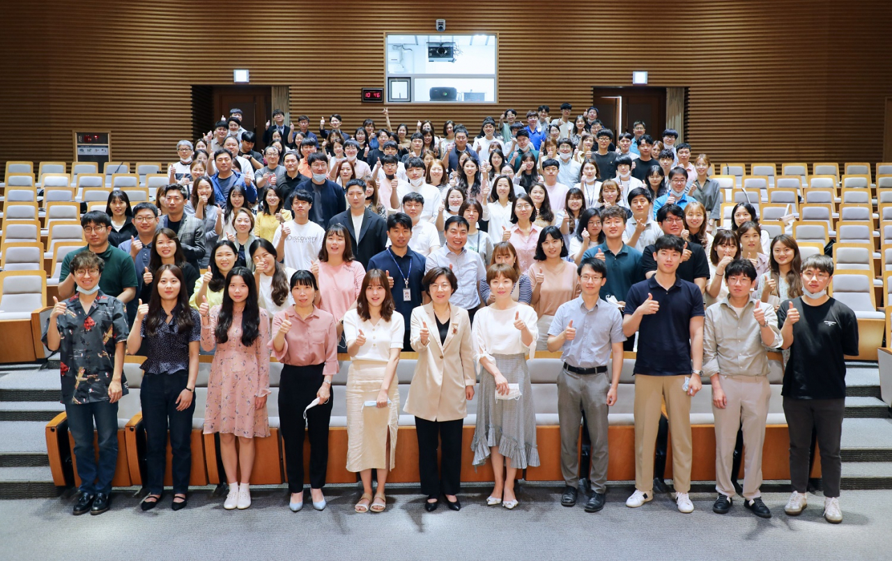 8·9급 공직자 직무교육후 기념사진을 찍고있다. [안성시 제공]