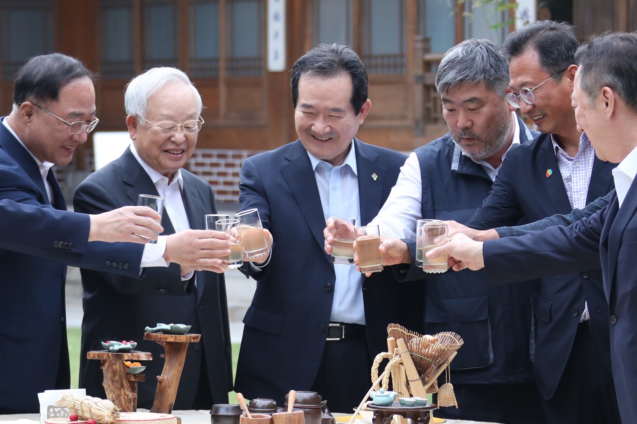 From left: Finance Minister Hong Nam-ki, Korea Enterprises Foundation Chairman Sohn Kyung-shik, Prime Minister Chung Sye-kyun, Federation of Korean Trade Unions Chairman Kim Dong-myung, Korean Confederation of Trade Unions chief Kim Myeong-hwan and Korea Chamber of Commerce and Industry Chairman Park Yong-maan toast before starting the eighth tripartite dialogue earlier this month. The sector representatives of labor, business and the government have been struggling to reach an agreement on ways to overcome the economic crisis amid the COVID-19 pandemic within this month as scheduled from disagreements. (Yonhap)