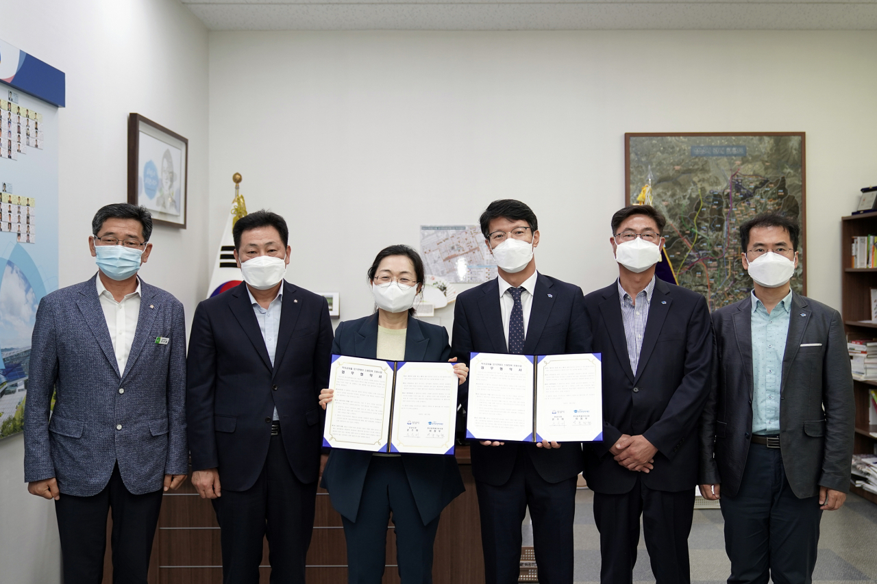 성남시와 한국장학재단은 학자금 대출 청년 장기연체자 신용회복 지원사업을 위한 업무협약을 맺고 기념사진을 찍고 있다. [성남시 제공]