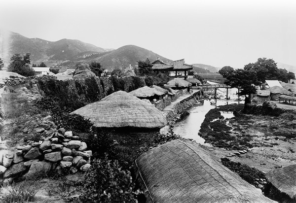 순천부읍성과 순천도호부로 불리던 1920년대 당시 순천시내 옥천과 연자루(기와) 풍경. [순천시 제공]