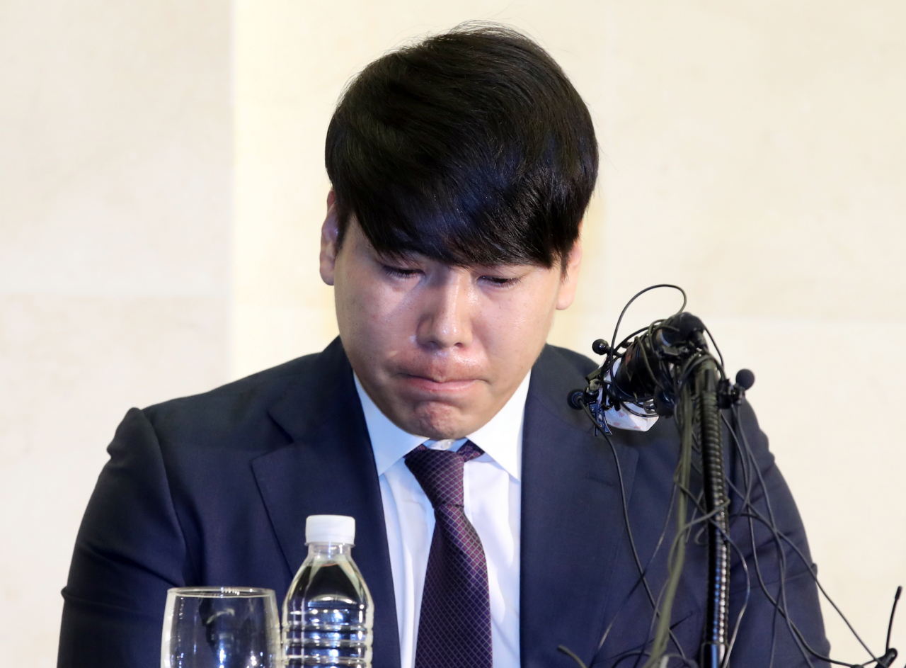 강정호가 결국 국내 프로야구 복귀의사를 철회했다. 사진은 지난 23일 사과 기자회견 당시 취재진의 질문을 듣고 있는 강정호의 모습./ 연합뉴스