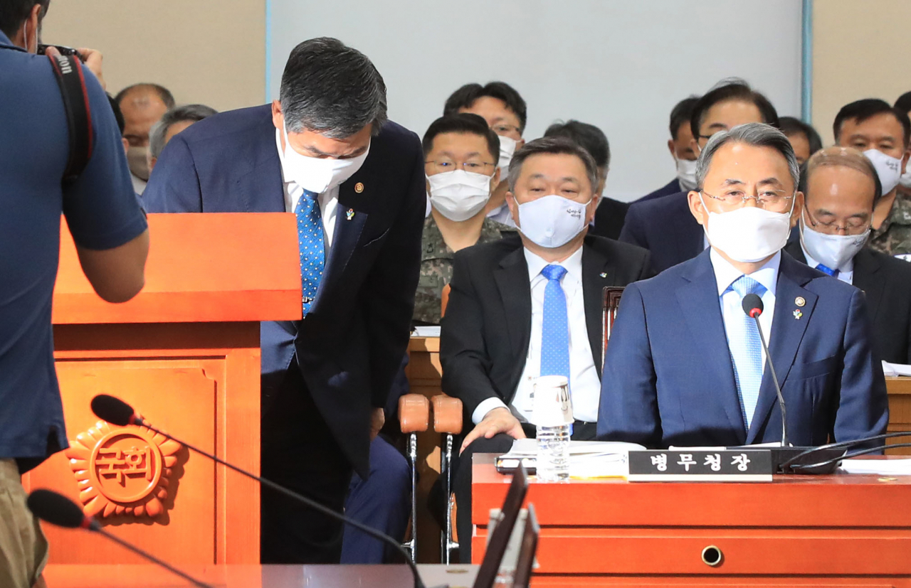 정경두 국방부 장관, 모종화 병무청장 등이 지난 22일 국회에서 열린 국방위원회 전체회의에서 인사하고 있다.[연합]
