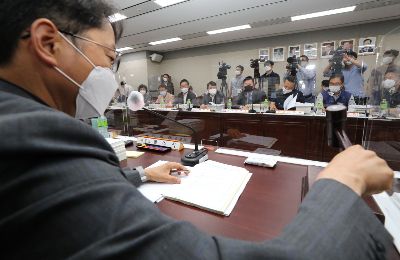29일 오후 세종시 정부세종청사 고용노동부에서 열린 제3차 최저임금위원회 전원회의에서 박준식 위원장이 의사봉을 두드리고 있다. [연합]