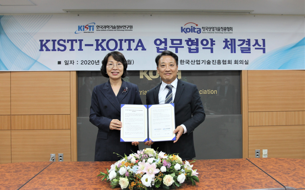 최희윤(왼쪽) KISTI 원장과 마창환 산기협 상근부회장이 업무협약을 체결하고 있다.[한국산업기술진흥협회 제공]