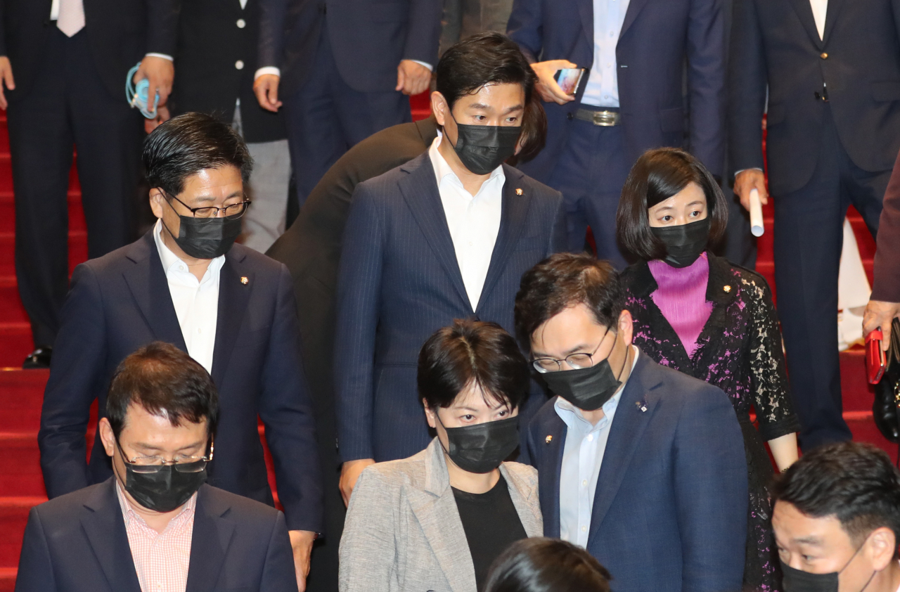 미래통합당 의원들이 29일 오후 서울 여의도 국회 본청 로텐더홀 계단에서 강제 상임위 배정과 상임위원장 일방 선출에 대한 규탄 성명 발표를 마치고 본청을 떠나고 있다. 연합뉴스