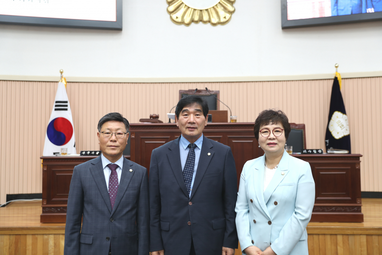구리시의회 제8대 후반기 의장단, (왼쪽부터) 박석윤 운영위원장, 김형수 의장, 임연옥 부의장
