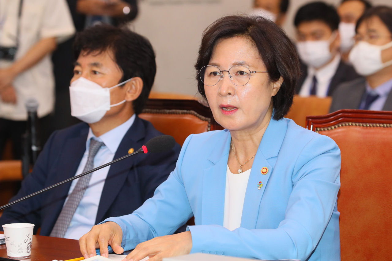 추미애 법무부 장관이 29일 미래통합당 의원들이 불참한 가운데 열린 국회 법제사법위원회 전체회의에서 질의에 답변하고 있다. [연합]