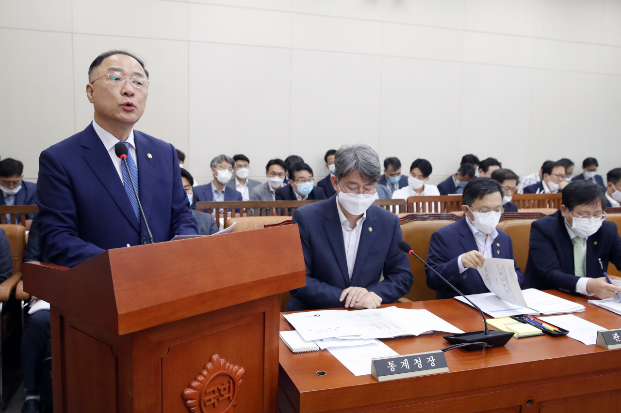 홍남기 경제부총리 겸 기획재정부 장관이 29일 오후 국회 기획재정위원회 전체회의에서 답변하고 있다. 연합뉴스