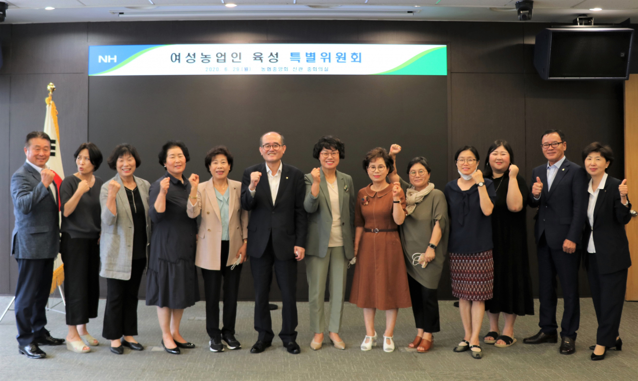유찬형 농협중앙회 부회장(왼쪽에서 여섯번째)을 비롯한 올해 제1차 여성농업인 육성 특별위원회 참석자들이 기념촬영을 하고 있다. [농협 제공]