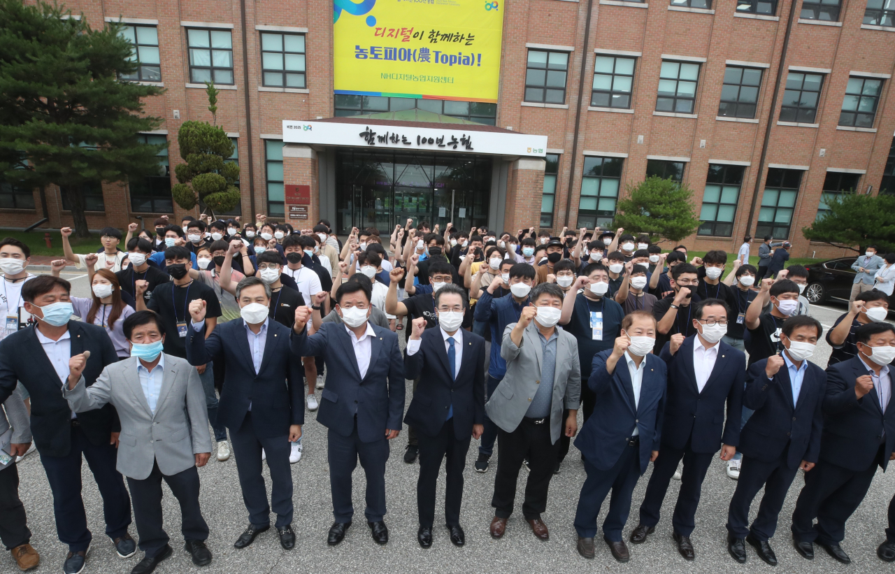 이성희 농협중앙회장(앞줄 왼쪽 다섯번째)이 29일 경기도 안성시 농협디지털농업지원센터에서 열린 2020년 농협청년농부사관학교 4기 입교식에서 교육생 및 참석자들과 기념촬영을 하고 있다. [농협 제공]