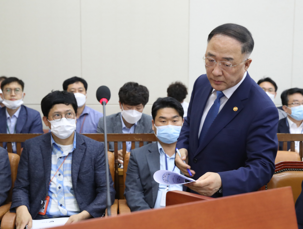 홍남기 경제부총리 겸 기획재정부 장관이 29일 오후 국회 기획재정위원회 전체회의에서 추경안 제안 설명에 나서고 있다. [연합]