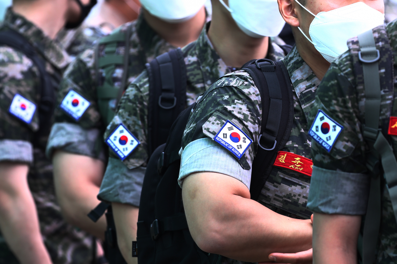 인천 옹진군 대연평도 당섬선착장에서 해병대 장병들이 선박 탑승을 기다리고 있다.[연합]