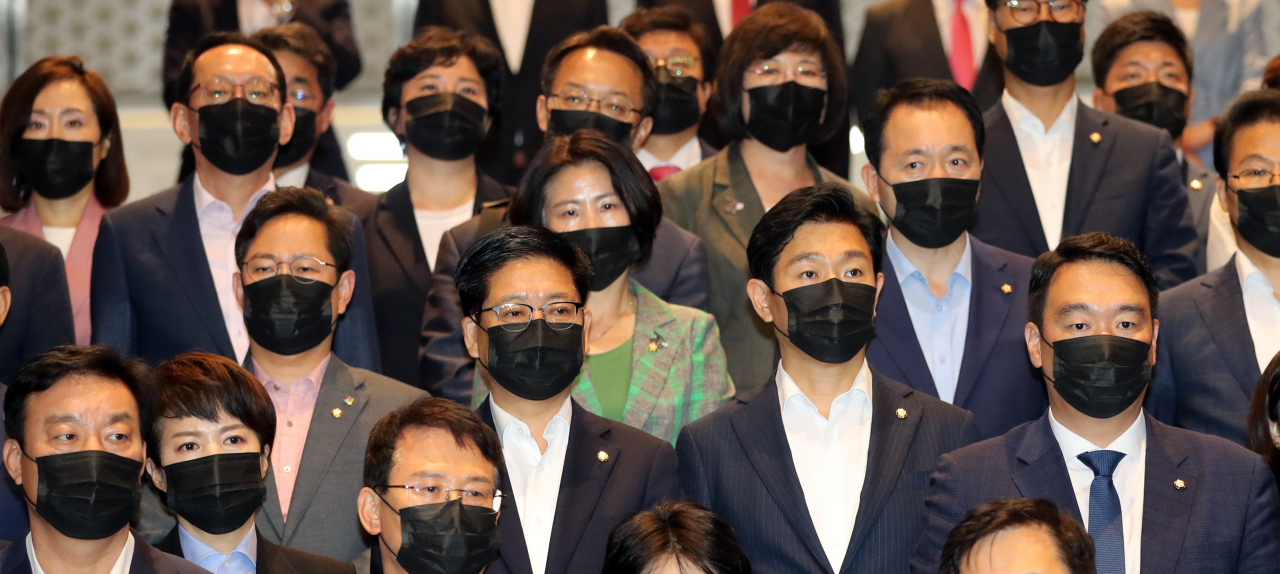 검은 마스크를 쓴 미래통합당 의원들이 29일 오후 서울 여의도 국회 본청 로텐더홀 계단에서 미래통합당 의원에 대한 강제 상임위 배정과 상임위원장 일방 선출에 대한 주호영 원내대표의 규탄 성명 발표를 굳은 표정으로 듣고 있다. [연합]