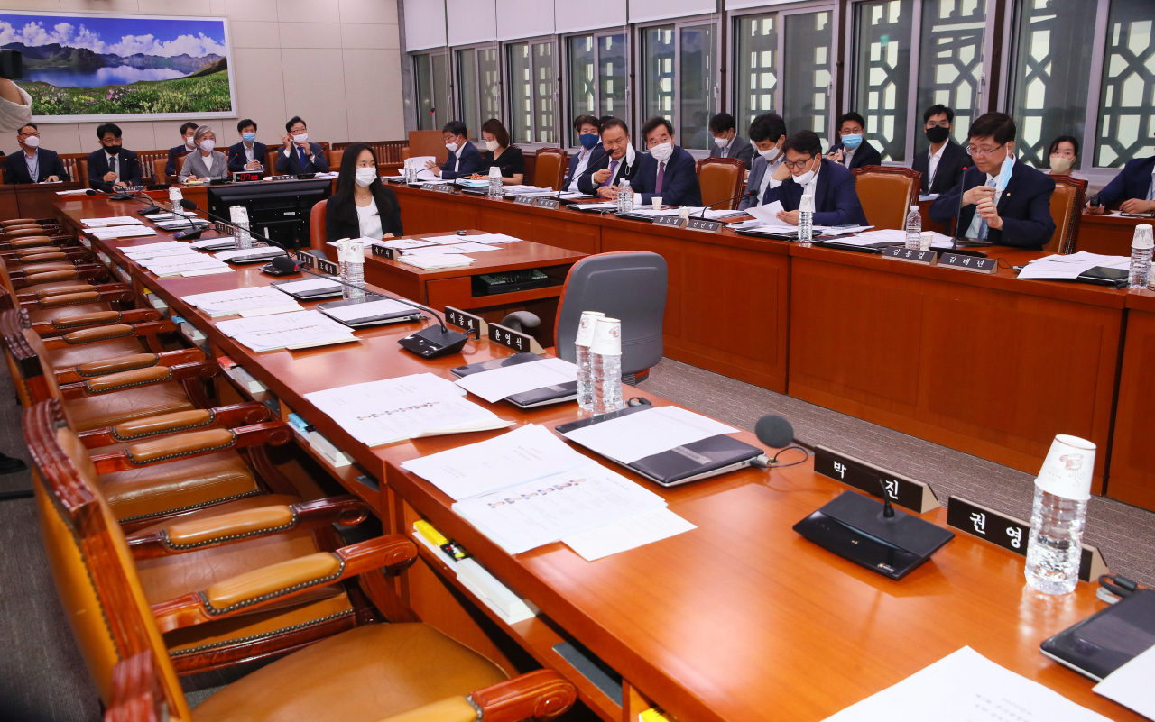 미래통합당 의원들이 불참한 가운데 지난 29일 국회 외교통일위원회에서 3차 추경안 심사가 진행되고 있다. [연합]
