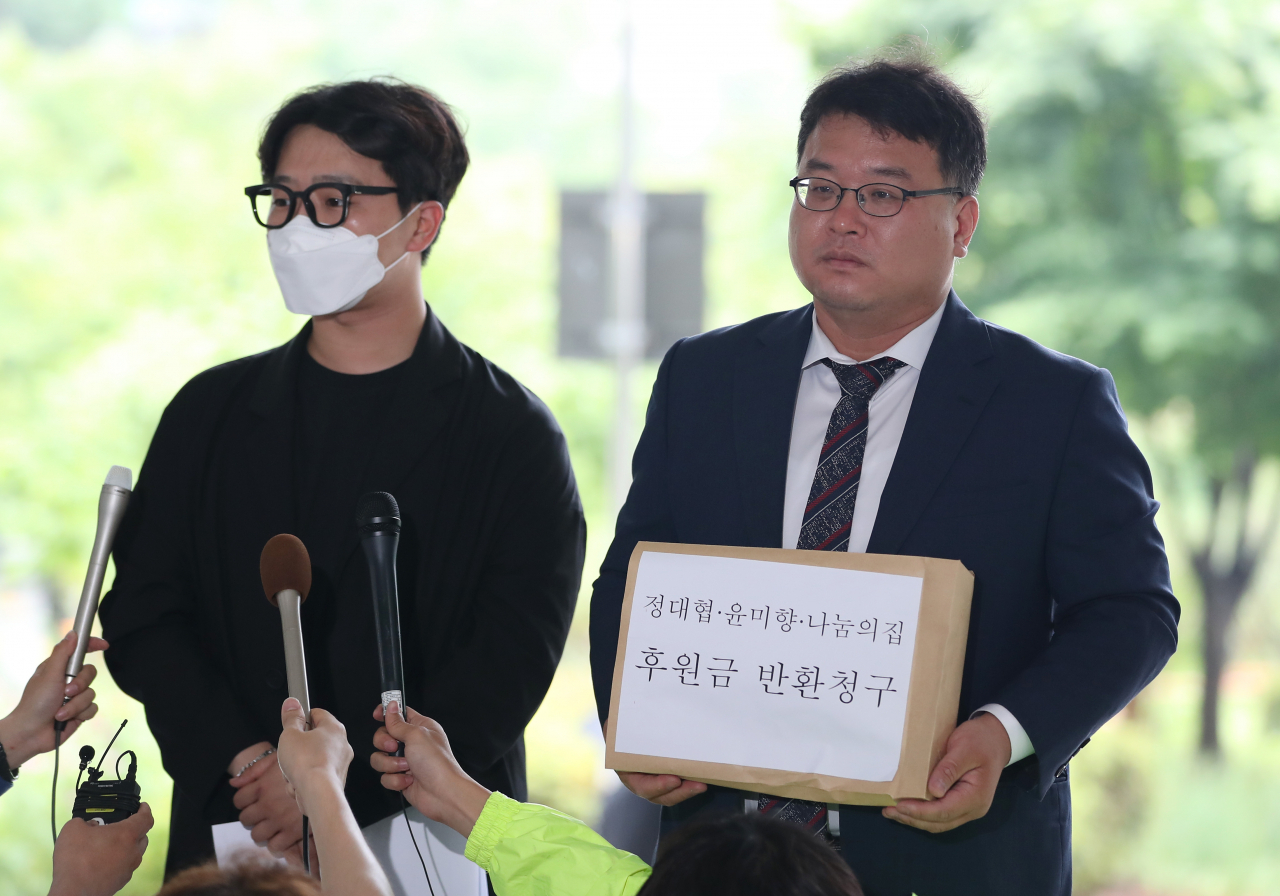 이달 24일 서울중앙지법에서 김기윤 변호사(오른쪽)와 소송 참여자가 한국정신대문제대책협의회(정대협·정의기억연대 전신), 윤미향 더불어민주당 의원(전 정의연 이사장), 대한불교조계종 사회복지법인 나눔의집을 상대로 후원금 반환소송을 접수하기 전 기자들의 질문에 답하고 있다. [연합]