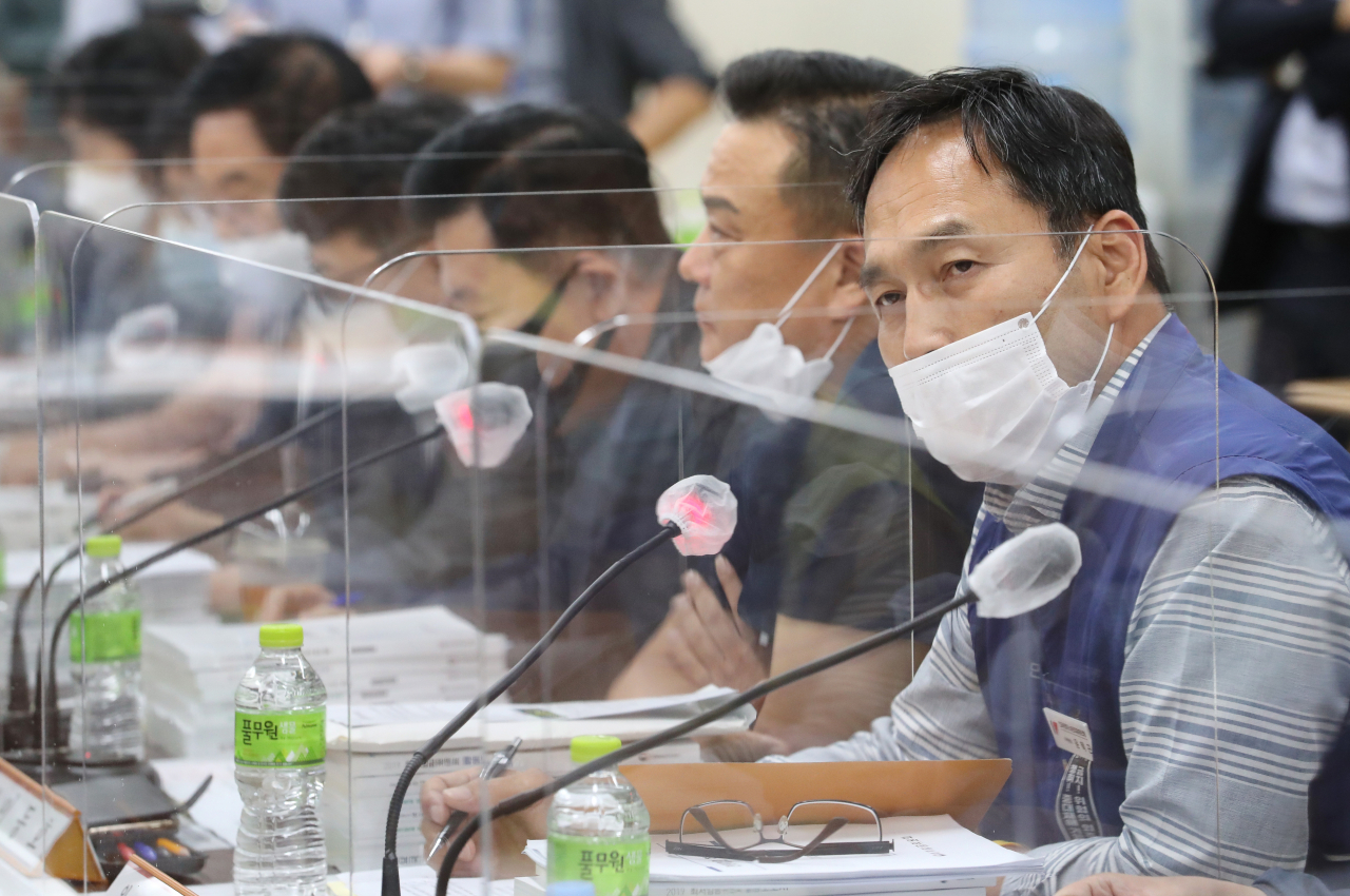 지난 29일 오후 정부세종청사 내 고용노동부에서 열린 제3차 최저임금위원회 전원회의에서 윤택근(민주노총 부위원장·오른쪽) 위원이 발언하고 있다. [연합]