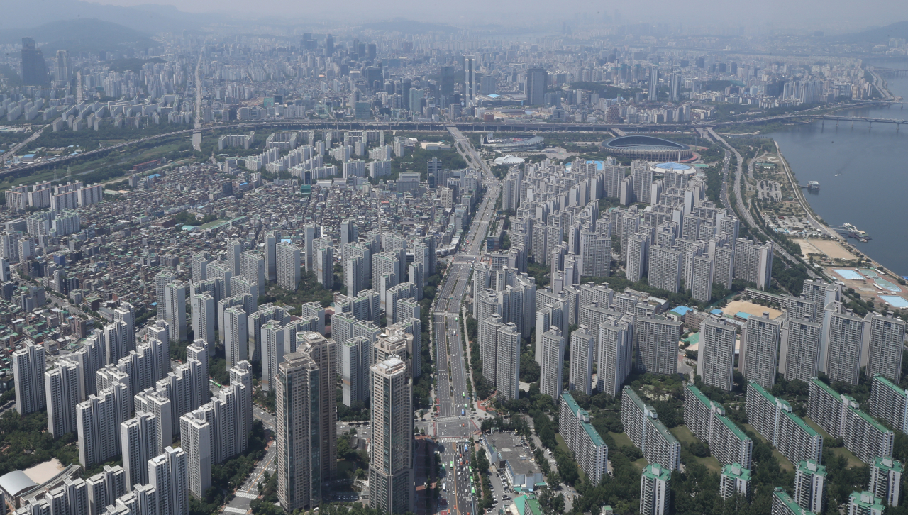 기획재정부는 30일 종합부동산, 법인세법 시행령 개정안에 대해 입법예고를 한다고 밝혔다. 법인 소유 주택에 대한 과세를 강화하기 위한 조치다. 사진은 지난 23일 서울 송파구 잠실 일대 아파트 단지 모습. [연합]