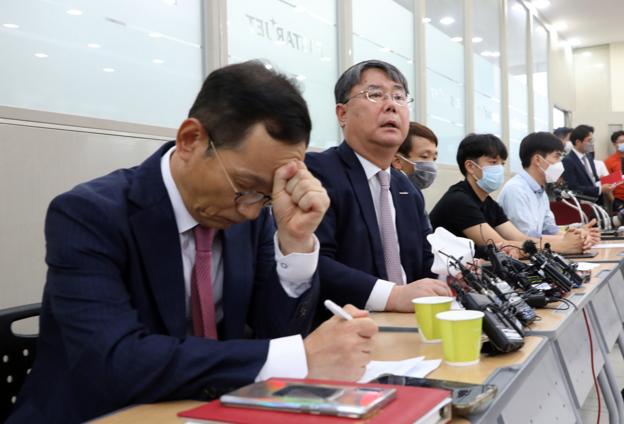 이스타항공과 제주항공이 추가 선결조건 유무를 두고 진실공방을 벌이고 있다. 29일 기자회견을 하고 있는 최종구 이스타항공 대표이사(왼쪽 두번째), 김유상 전무(왼쪽 첫번째)[연합뉴스]