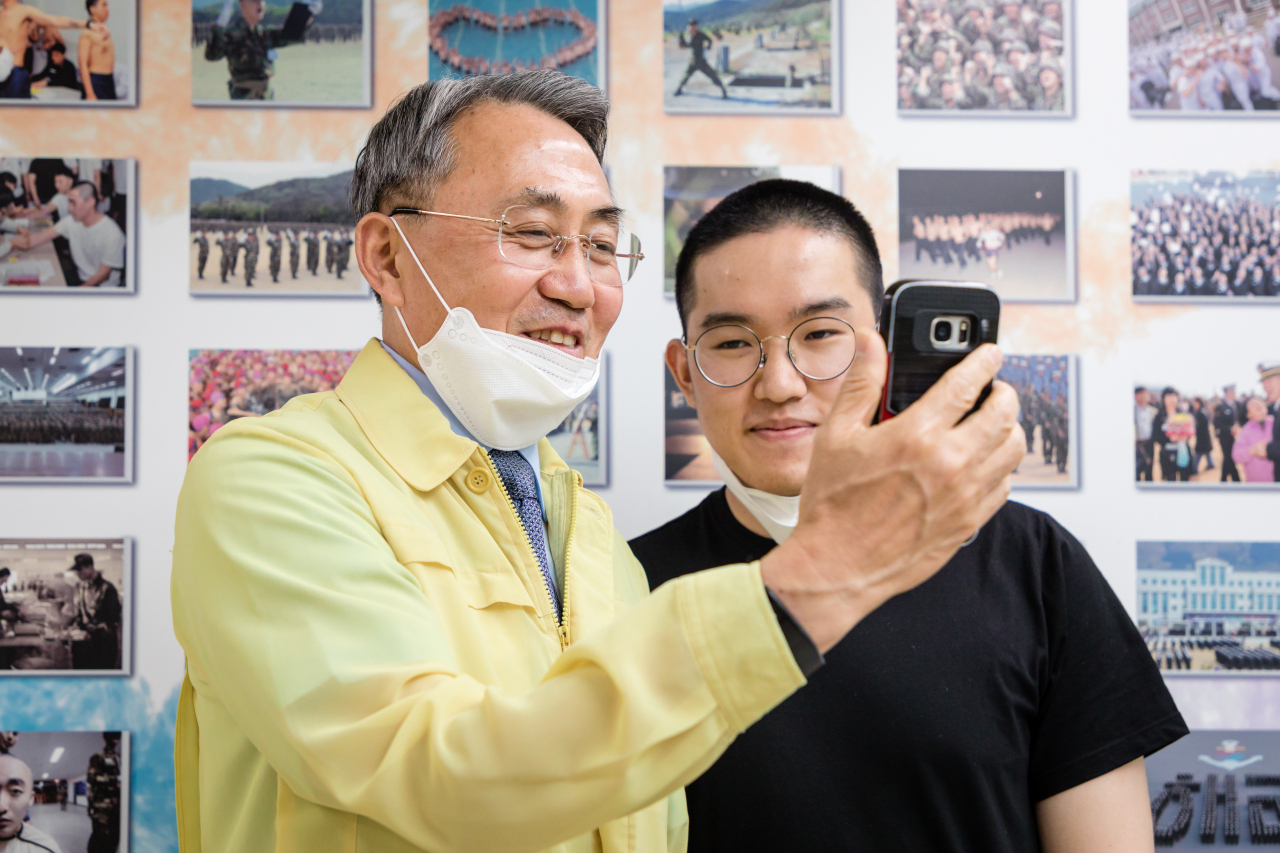 모종화 병무청장이 입영 현장을 방문해 코로나19로 인해 동행하지 못한 입영 장정의 부모와 영상통화 하고 있다.[사진=병무청]