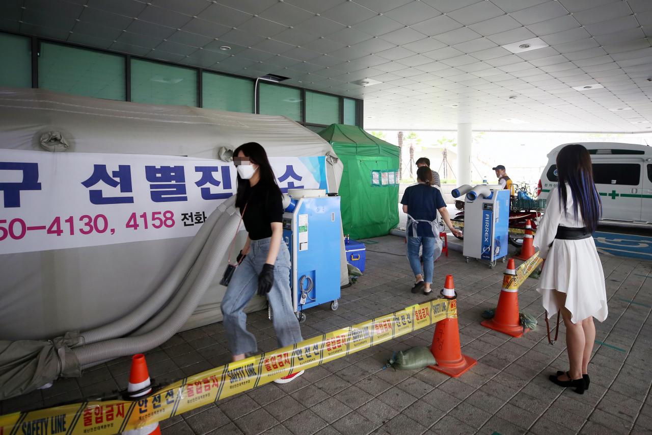 29일 오전 광주 서구청 1층 선별진료소에 검사를 받기 위해 찾아오는 사람들이 이어지면서 분주한 모습을 보이고 있다. 지난 주말 사이 광주·전남에선 12명의 코로나19 확진자가 발생했다. [연합]