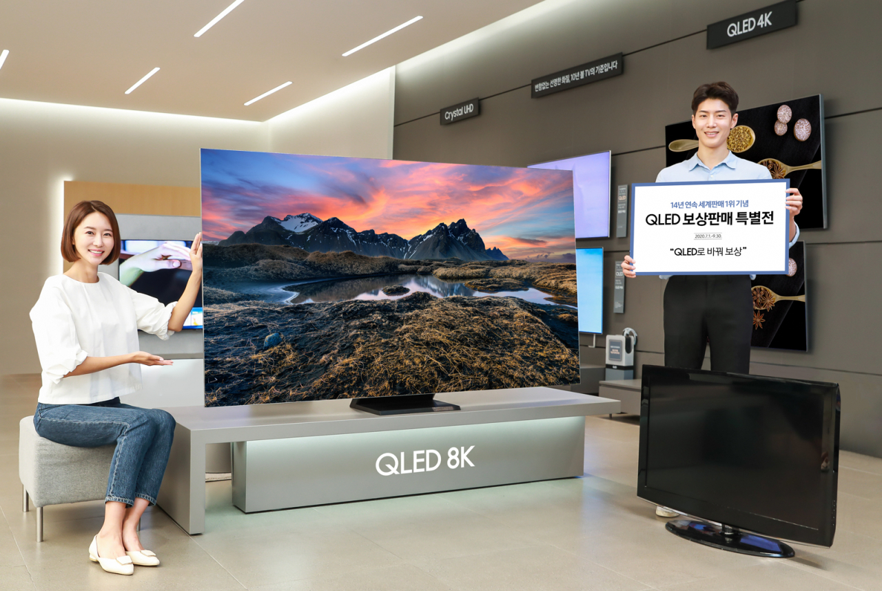 삼성전자 모델이 삼성 디지털프라자 강남본점에서 구형 TV를 반납하고 최신 QLED TV를 구매하면 최대 100만원 상당의 혜택을 받을 수 있는 'QLED 보상판매 특별전'을 소개하고 있다. [삼성전자 제공]