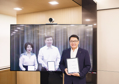구자균 LS일렉트릭 회장(오른쪽 첫번째)과 바오이 나라다 총재(가운데) 위종란 쿤란 동사장이 디지털 계약을 체결하고 기념촬영을 하고 있다. [LS일렉트릭 제공]