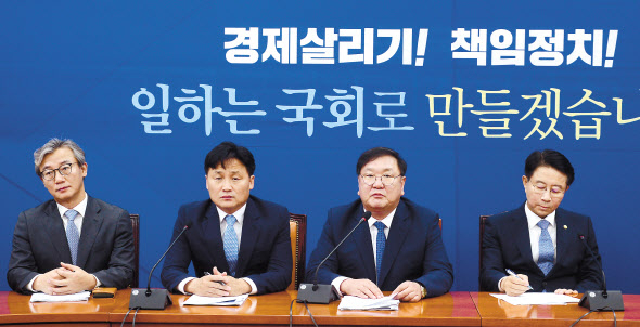 더불어민주당 김태년 원내대표가 30일 오전 서울 여의도 국회에서 열린 원내대책회의에서 현안과 관련한 발언을 하고 있다. 이상섭 기자