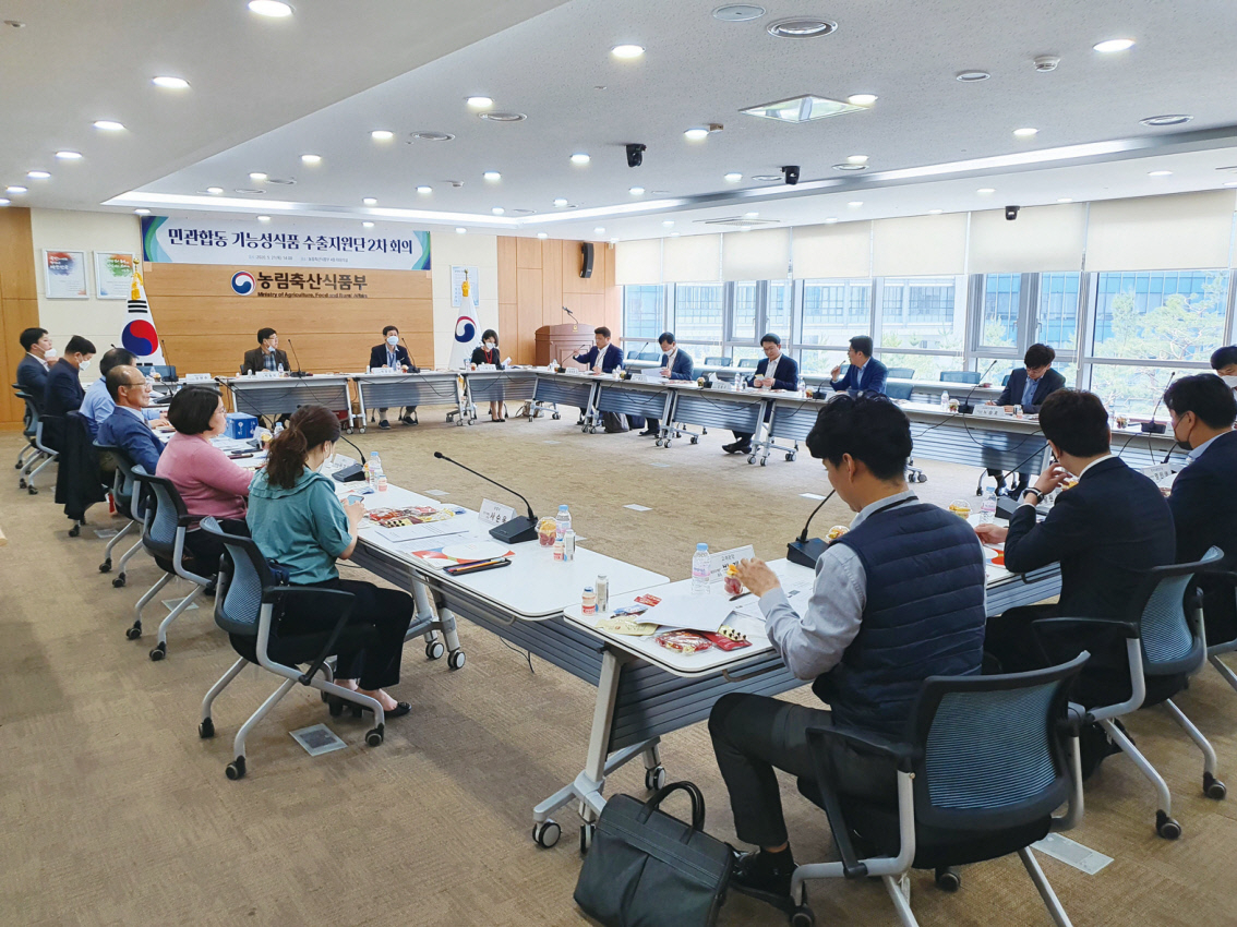 농림축산식품부와 한국농수산식품유통공사(aT)는 코로나19로 성장이 기대되는 해외 기능성식품 시장을 개척하기 위해 민·관 합동으로 ‘기능성식품 수출지원단’을 구성하고 본격적인 지원에 나섰다.