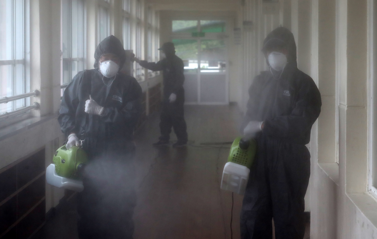 30일 오전 대전시 동구 천동 대전천동초등학교에서 방역업체 관계자가 학교 시설을 방역 및 소독하고 있다. 대전시는 전날 이 학교에 재학 중인 한 학생이 신종 코로나바이러스 감염증(코로나19) 확진 판정을 받았다고 밝혔다. [연합]