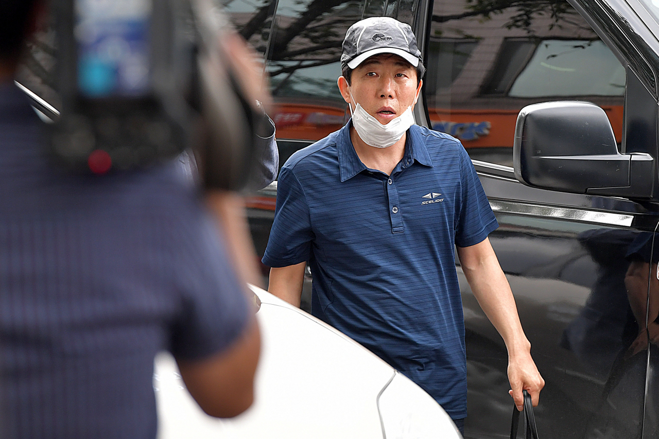 탈북민단체 자유북한운동연합의 박상학 대표가 지난 26일 서울 강남구 일원동에 있는 탈북민단체 큰샘 사무실로 이동하고 있다. [연합]