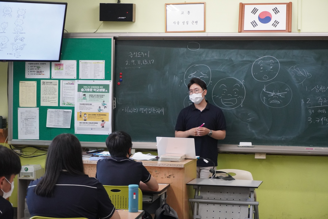 지난 26일 둔촌중학교에서 청소년 ‘웹툰 만화가 체험교실’을 진행하고 있는 모습. [강동구 제공]