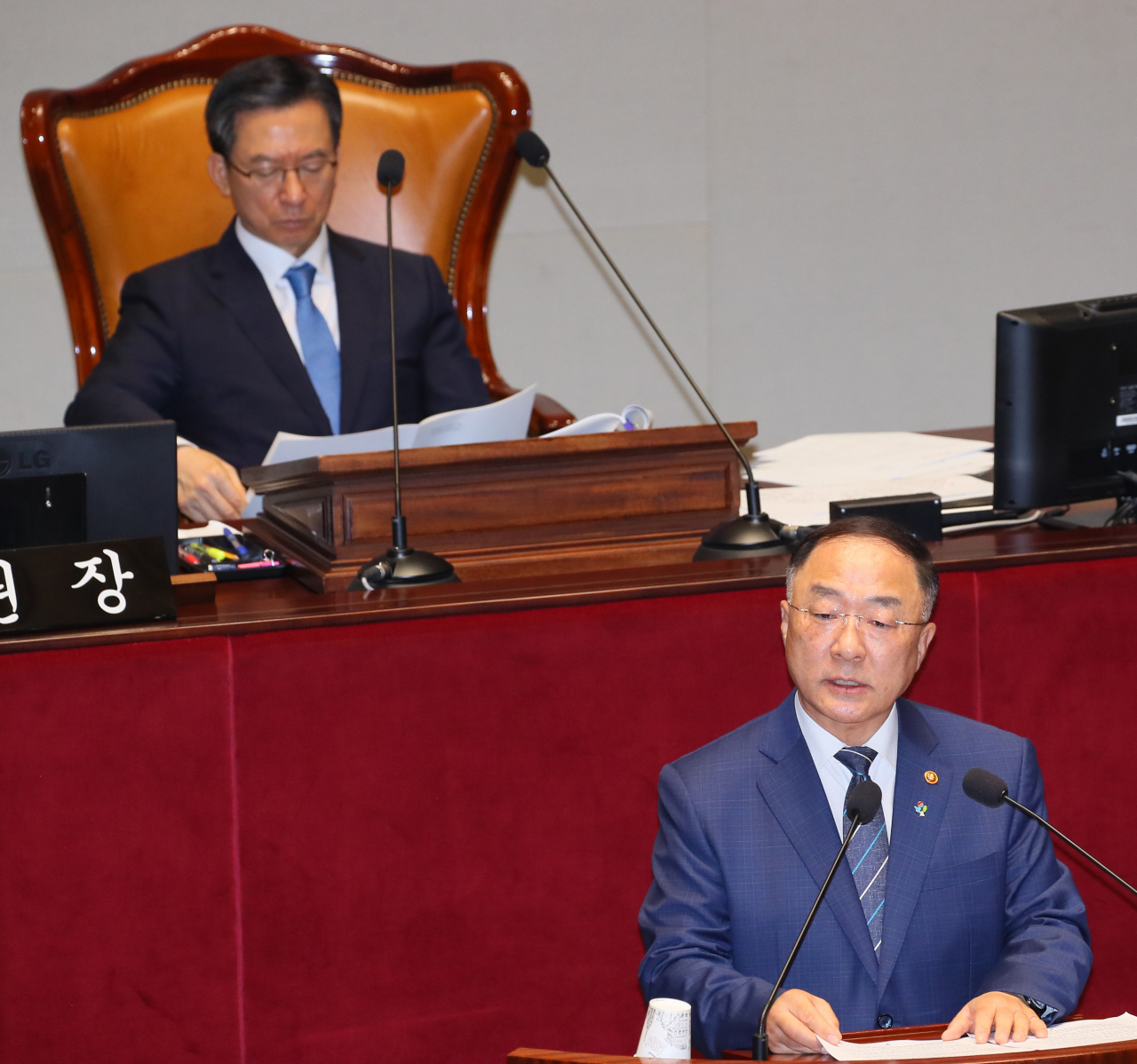 홍남기 경제부총리가 30일 국회에서 열린 예산결산특별위원회 전체회의에서 3차 추경안에 대한 제안설명을 하고 있다. [연합]