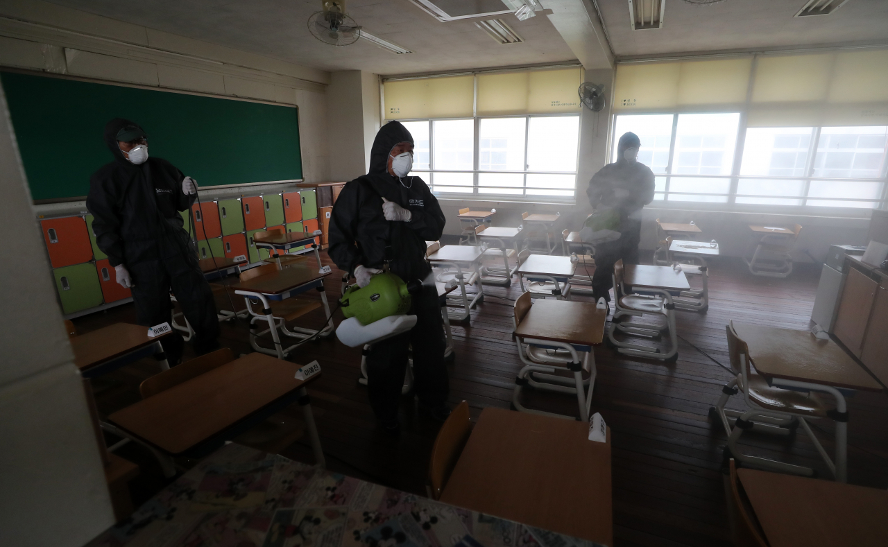30일 오전 대전시 동구 천동 대전천동초등학교에서 방역업체 관계자가 학교 시설을 방역 및 소독하고 있다. 대전시는 전날 이 학교에 재학중인 한 학생이 신종 코로나바이러스 감염증(코로나19) 확진 판정을 받았다고 밝혔다. [연합]