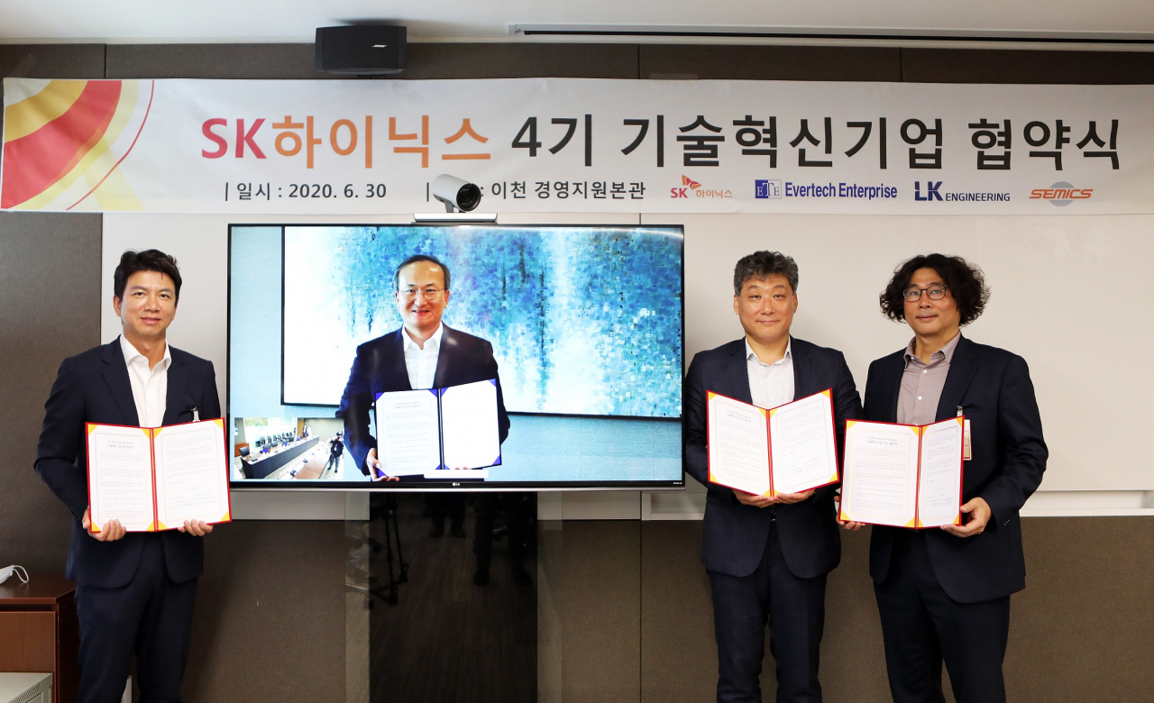 화상으로 개최된 SK하이닉스 4기 기술혁신기업 협약식에서 기념사진을 촬영하고 있다. (좌측부터) ㈜엘케이엔지니어링 이준호 대표, SK하이닉스 이석희 CEO, ㈜에버텍엔터프라이즈 한태수 대표, ㈜쎄믹스 김지석 대표 [SK하이닉스 제공]