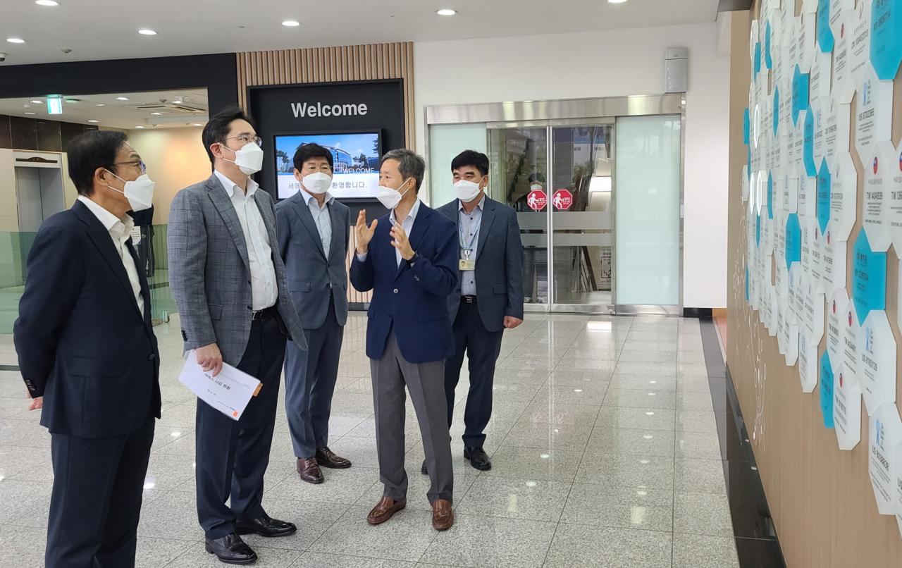 이재용 삼성전자 부회장이 30일 세메스 천안사업장을 찾아 사업장을 살펴보는 모습. [삼성전자 제공]