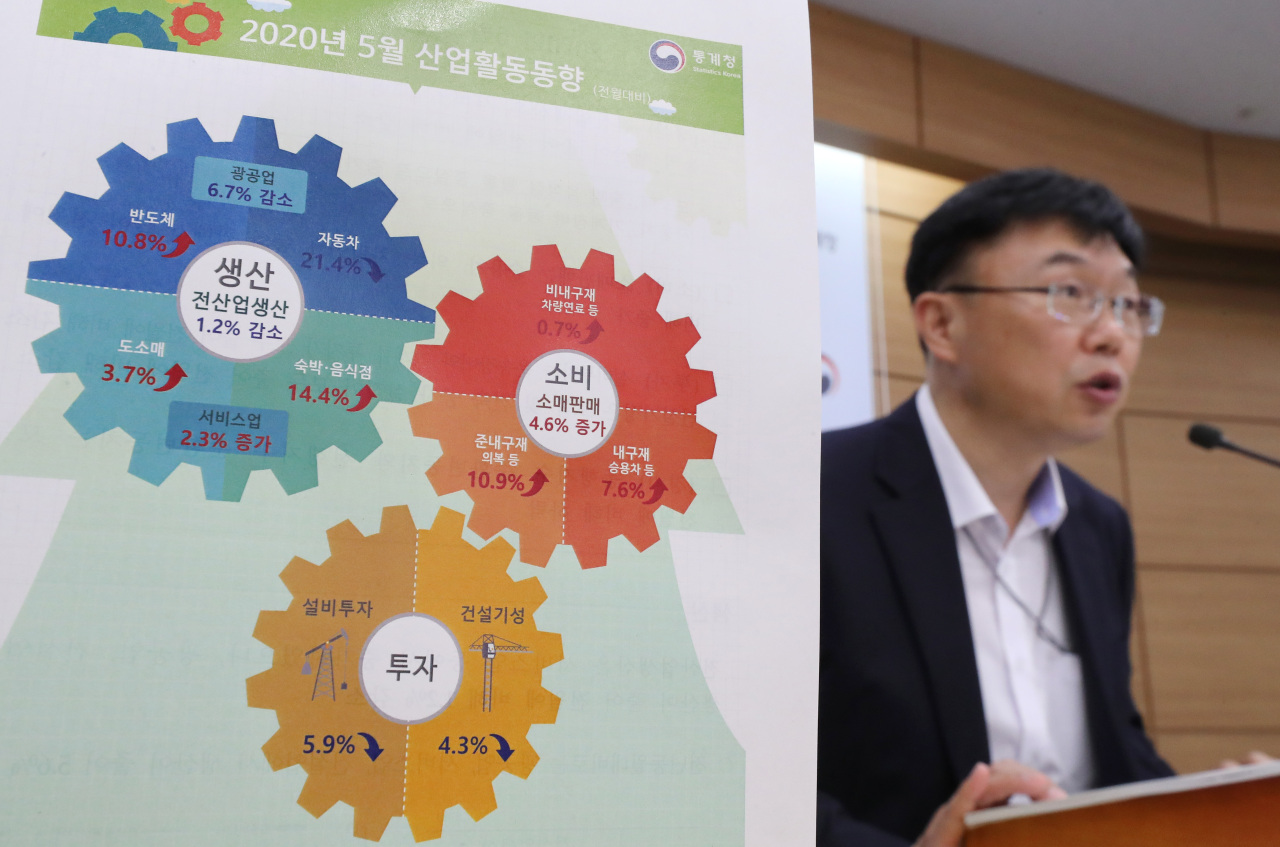 Ahn Hyung-joon, a senior official at Statistics Korea explains the latest data during a press briefing held at the Sejong government complex on Tuesday. (Yonhap)