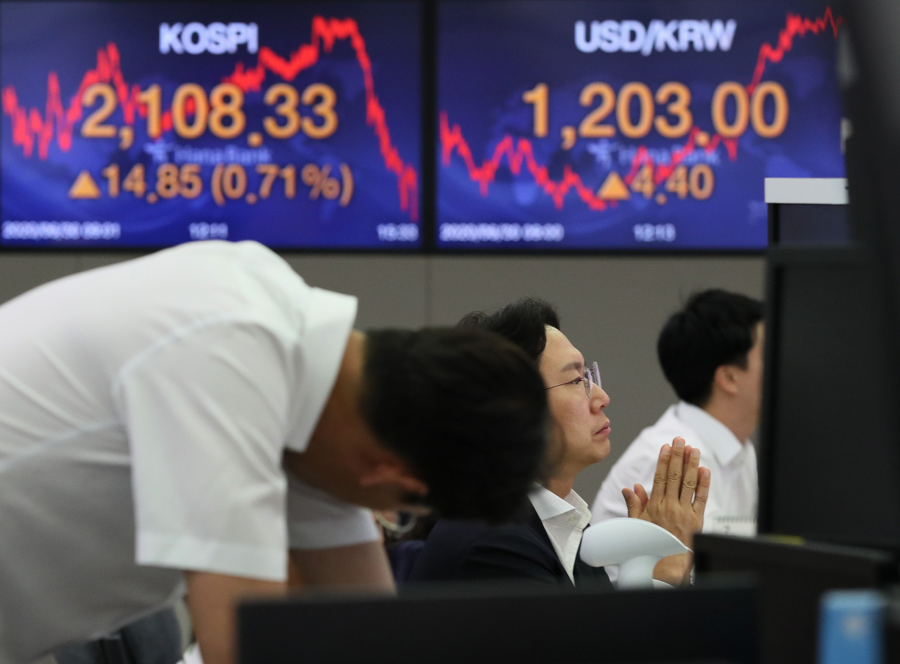 코스피가 2100선을 회복한 30일 오후 서울 중구 하나은행 본점 딜링룸에서 직원들이 업무를 보고 있다. [연합]