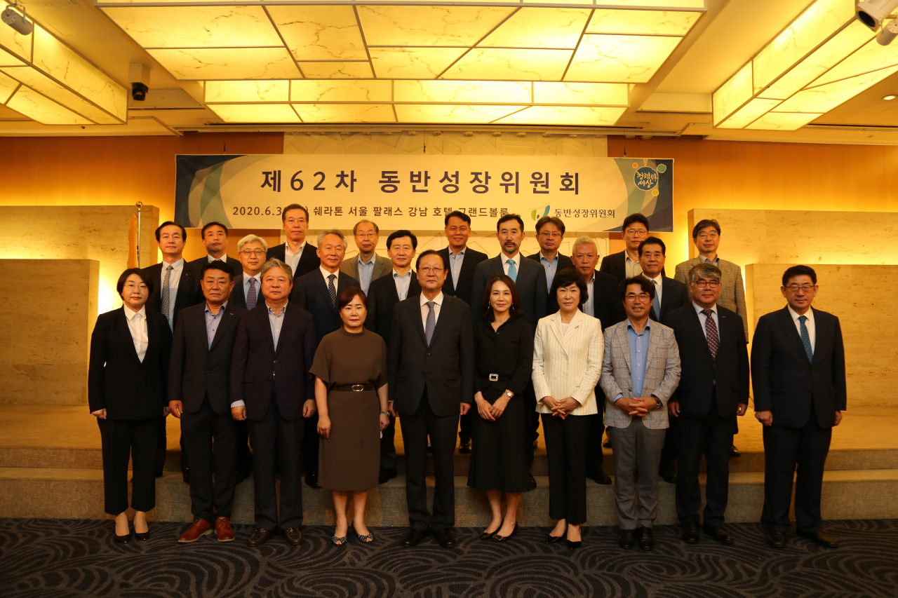 동반성장위원회 위원들이 30일 서울 팔래스 호텔에서 진행된 제62차 동반성장위원회에 앞서 포즈를 취했다.