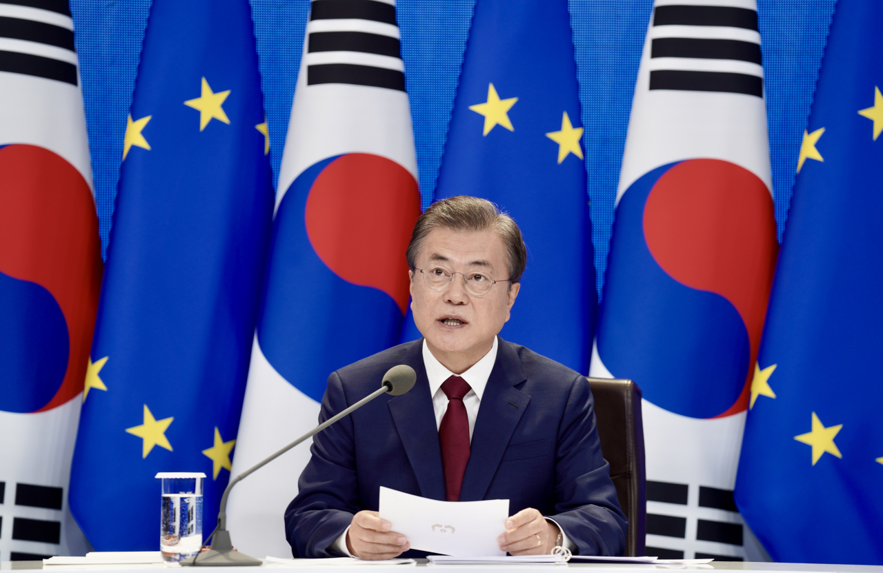 문재인 대통령이 30일 청와대에서 유럽연합(EU)의 샤를 미셸 정상회의 상임의장, 우르줄라 폰데어라이엔 집행위원장과 화상 정상회담을 하고 있다. [연합]