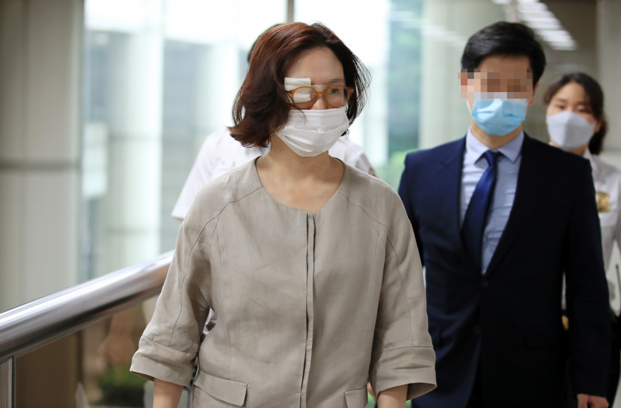 자녀 입시비리·사모펀드 관련 혐의를 받는 정경심 동양대 교수가 25일 오후 서초구 서울중앙지법에서 열린 속행 공판에 참석하기 위해 법정으로 향하고 있다. [연합]